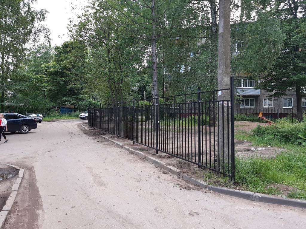 забор из профилированной трубы для жилого дома