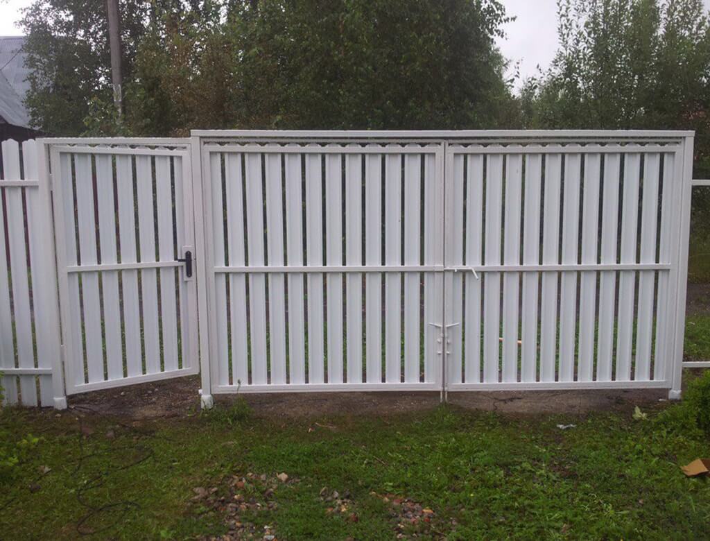 белый забор из металлоштакетника для дачи